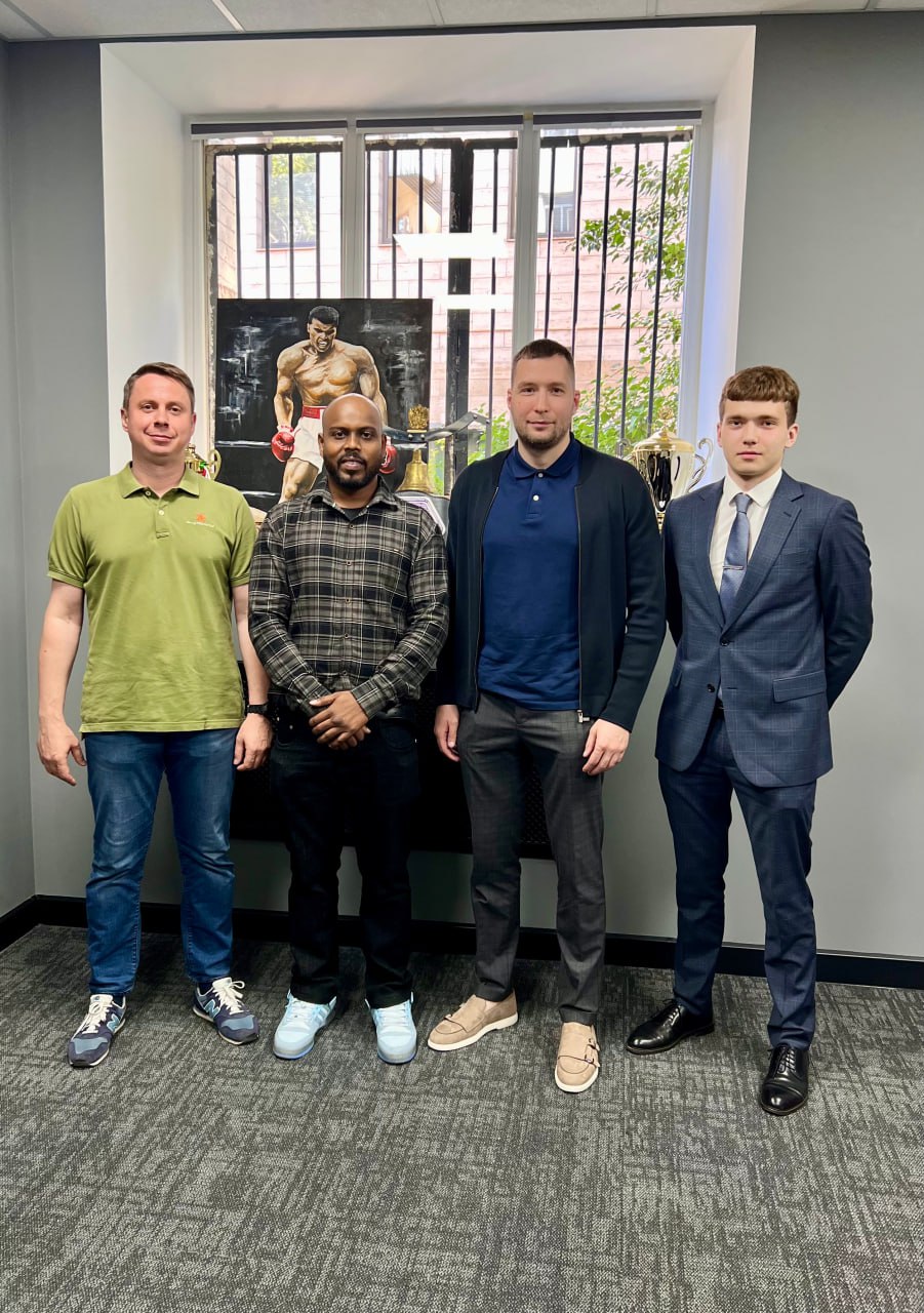 Сегодня провел встречу международного формата в офисе Федерации кикбоксинга России. В гости заезжал мистер Рагху, спортивный промоутер из Индии, который рассказал о своих планах реализовать проект матчевых встреч между Россией и Индией по ММА и кикбоксингу. Выразил своему зарубежному коллеге поддержку со стороны ФКР! Следующим этапом сотрудничества станет беседа Рагху с прославленным российским бойцом Хабибом Нурмагомедовым. После встречи ожидается подготовка финального предложения, которое позволит перейти к более предметному обсуждению проекта. Мы всегда открыты к новым перспективам и готовы поддерживать инициативы, направленные на популяризацию и развитие кикбоксинга на международной арене. Владимир Филатов Федерация кикбоксинга России