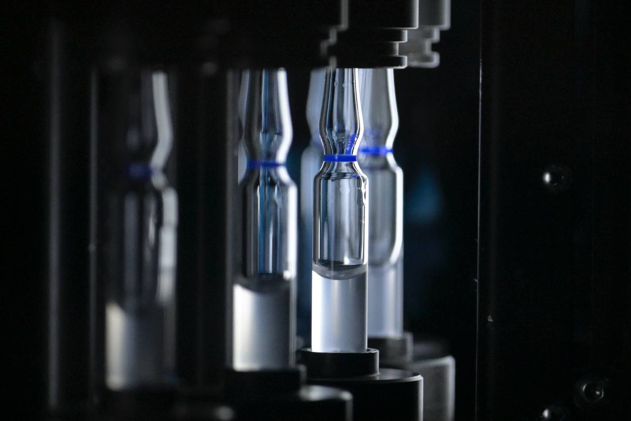 Регионы получат федеральные субсидии на лекарства для людей с редкими заболеваниями С 2026 года регионы смогут получать федеральные средства на закупку дорогостоящих препаратов для пациентов с орфанными заболеваниями Претендовать на такую поддержку смогут регионы нуждающиеся в дополнительном бюджетном финансировании В федеральном бюджете на эти цели в 2026 году зарезервировано 9 млрд рублей в 2027 и 2028 годах по 10 млрд рублей Подписаться на Правительство России в MAX