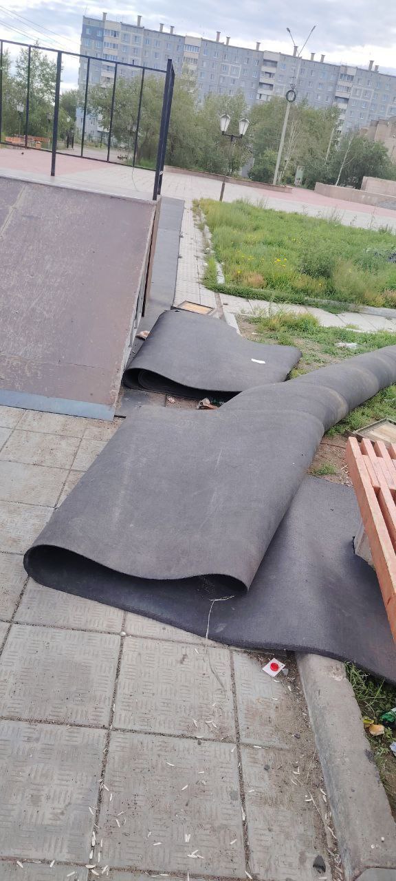 Вандалы сломали фонарь и оторвали покрытие со скейт-площадки на площади в Чите На площади Труда в Чите вандалы произвели ряд разрушений. Они сломали фонарь, изорвали и оторвали покрытие скейт-площадки, а также повредили баскетбольный щит. «Кто эти люди, которые так бездумно уничтожают то, что создано для всех? Чем они руководствуются, лишая наших детей возможности кататься на скейтах, играть в баскетбол, а всех нас - комфортно отдыхать в вечернее время? Такое отношение недопустимо! Если мы будем молча наблюдать за подобными выходками, очень скоро можем остаться вообще без всего - без площадок, без удобств, без благоустроенных общественных пространств», - говорится в сообщении. ‼ Районная администрация будет вынуждена демонтировать сломанные элементы. Там призвали жителей, которые стали свидетелями вандализма, делать замечания злоумышленникам, а также сообщать об этом в администрацию и полицию. По вышеописанным случаям поломки имущества администрация также просит сообщить имеющуюся информацию. Фото: тг-канал 18+ администрации Черновского района ChitaMedia Забайкальский край