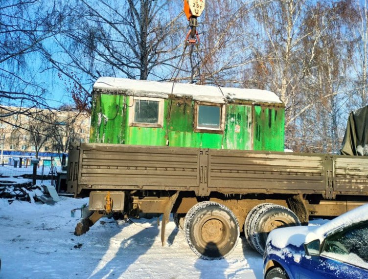 В Ульяновске идёт массовый снос незаконных объектов  Глава города Александр Болдакин поручил начальнику управления административно-технического контроля Елене Агеевой не снижать набранных темпов по высвобождению муниципальных земельных участков  - Ещё раз повторю, что мы решительно намерены освободить улицы и дворы от различных незаконно стоящих на них киосков, автомобильных парковок, бетонных блоков и прочих перекрывающих проезды неэстетичных элементов. Для этой цели мы готовы задействовать силы и спецтехнику городских служб, привлекать подрядчиков, – отметил Александр Болдакин  Так, с начала февраля демонтирован крупный торговый павильон на Димитровградском шоссе, группа кирпичных гаражей и сараев в районе Герасимова, 7. По поручению главы Ульяновска на последнем адресе продолжится вывоз оставшегося инертного материала, засыпка погребов и дальнейшее благоустройство территории  Подробнее на сайте