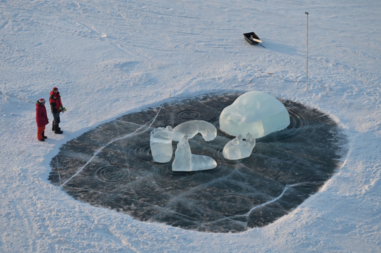 Главным арт объектом стала скульптура Колыбель в виде огромного младенца лежащего в купели Байкала Инсталляцию создали по задумке художника скульптора резидента команды Olkhon Ice Fest Алексея Ягеля из Пермского края Это образ древнего Байкала который играя показывает миру самое хрупкое и ценное сокровище свою душу Сложность была в том что лед здесь достигал 70 сантиметров а каждый блок весил полторы тонны Сначала все это нужно было выставить и только потом вырезать Мы работали прямо на линии горизонта поэтому чтобы оценить результат приходилось карабкаться на скалу Вся работа заняла около 5 6 дней рассказал автор работы ледовый скульптор с 15 летним опытом Алексей Ягель Красивое Новости Бурятии