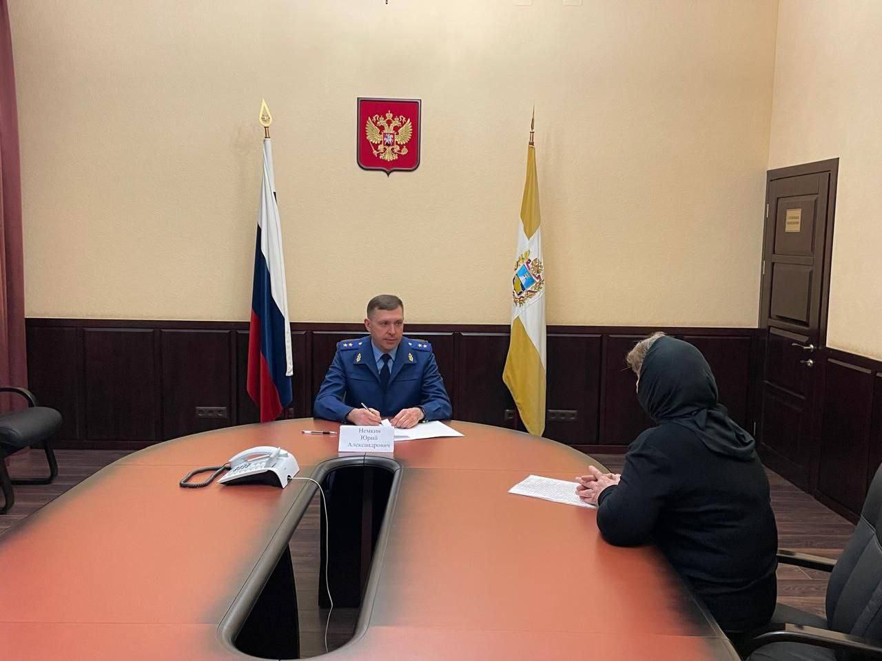 По результатам личного приема прокурора края Юрия Немкина восстановлены права семей участников специальной военной операции Вопросы реализации гражданами права по получение от государства социальной помощи находятся на особом контроле прокурора региона. Юрий Немкин в текущем году провел ряд встреч с членами семей участников специальной военной операции, в ходе которых поступили жалобы на нарушения их социальных прав. Так, на прием в г. Минеральные Воды к прокурору обратились две местные жительницы – супруги военнослужащих по вопросу ненадлежащего выполнения муниципалитетом обязательств по социальным контрактам. В результате принятых прокуратурой мер одной из обратившихся оказано содействие в официальном трудоустройстве, а по соцконтракту выплачена материальная помощь. Другой заявительнице по требованию прокурора в рамках выполнения условий соцконтракта выплачены денежные средства в размере около 150 тыс. рублей на развитие предпринимательской деятельности. По результатам рассмотрения обращений, поступивших на личном приеме Юрия Немкина, по инициативе прокуратуры края двум семьям военнослужащих в Новоалександровском и Туркменском округах выплачены пособия на общую сумму 5,5 млн рублей. По итогам проверки доводов обращения супруги еще одного участника специальной военной операции из г. Ставрополя, поступившего на приеме прокурора региона, по инициативе надзорного ведомства семье военного назначены ежемесячные выплаты на детей на общую сумму свыше 30 тыс. рублей. Работа с семьями военнослужащих, личное общение с жителями региона – в числе основных приоритетов прокурора края.