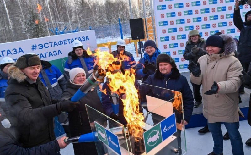 Губернатор Омской области Виталий Хоценко дал старт подаче сетевого природного газа в три северных района которые раньше зависели от истощившегося местного месторождения теперь они подключены к надёжной магистральной сети В рамках реализации президентского поручения о социальной газификации была создана новая инфраструктура построены газопроводы и ГРС Эти объекты обеспечивают бесперебойное газоснабжение более 3 7 тысяч домовладений и 17 котельных Кроме того создана техническая возможность для будущего подключения ещё более 6 2 тысяч домохозяйств На церемонии пуска губернатор отметил что это принципиально важный этап для развития северных территорий Мы последовательно выполняем задачи поставленные Президентом Российской Федерации Владимиром Владимировичем Путиным по обеспечению муниципалитетов современной и надёжной инфраструктурой Подача сетевого газа создаёт прочную основу для развития экономики социальной сферы и жилищного строительства Омский опыт является наглядным примером реализации масштабной президентской программы социальной газификации направленной на повышение качества жизни и создание условий для устойчивого развития регионов считают наблюдатели А как отметил представитель Газпрома количество потребителей экологичного и экономичного топлива будет расти так как реализация этого проекта формирует условия для дальнейшей газификации соседних районов Омской области