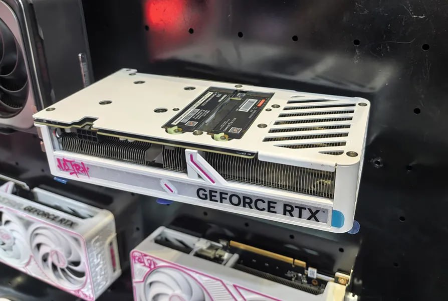 Colorful готовит новую и довольно интересную видеокарту линейки iGame Ultra на базе GPU Nvidia GeForce RTX 50. Особенной ее делает наличие сразу двух слотов M.2 для быстрых SSD. Точных данных о том, на каком GPU базируется эта модель, нет: это GeForce RTX 5050 или GeForce RTX 5060/RTX 5060 Ti  GPU GB207 или GB206 .  Ускорителям этого уровня не нужны все 16 линий интерфейса — достаточно восьми. Поэтому можно думать, что на каждый SSD приходится по четыре линии. Но как именно реализована разводка на плате, пока непонятно. При этом нужно отметить, что сама печатная плата — короткая, а отверстия для крепления охладителя GPU находятся в непосредственной близости от SSD.  Напомним, ранее видеокарту ProArt RTX 5080 со слотом для SSD показала Asus, но в случае Colorful речь явно идет о более бюджетной модели, да к тому же с возможностью установки двух накопителей, а не одного.