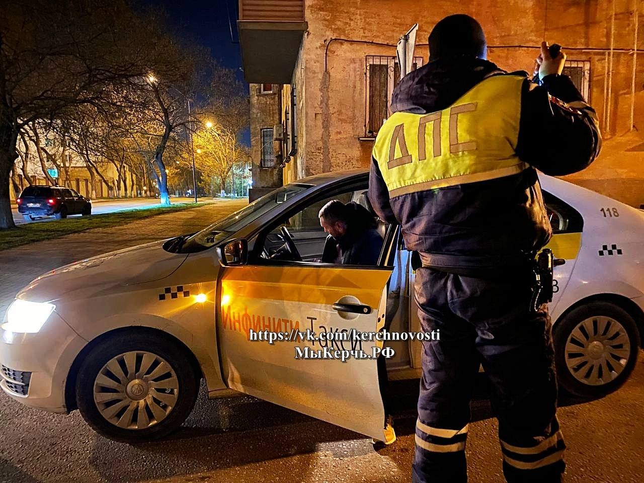 В Крыму будут ловить пьяных водителей   На территории Республики Крым в период с 21 по 23 марта 2025 года сотрудники Госавтоинспекции проведут оперативно-профилактическое мероприятие "Нетрезвый водитель".  При проведении рейдов инспекторы дорожно-патрульной службы наряду с обычным несением службы будут использовать так называемый метод «массовой проверки», пишет Госавтоинспекция Крыма.   Уважаемые участники дорожного движения! Просим Вас, сообщать о лицах, управляющих автотранспортом в состоянии опьянения по телефону дежурной части управления Госавтоинспекции МВД по Республике Крым +7 3652  668-700 или 102. .