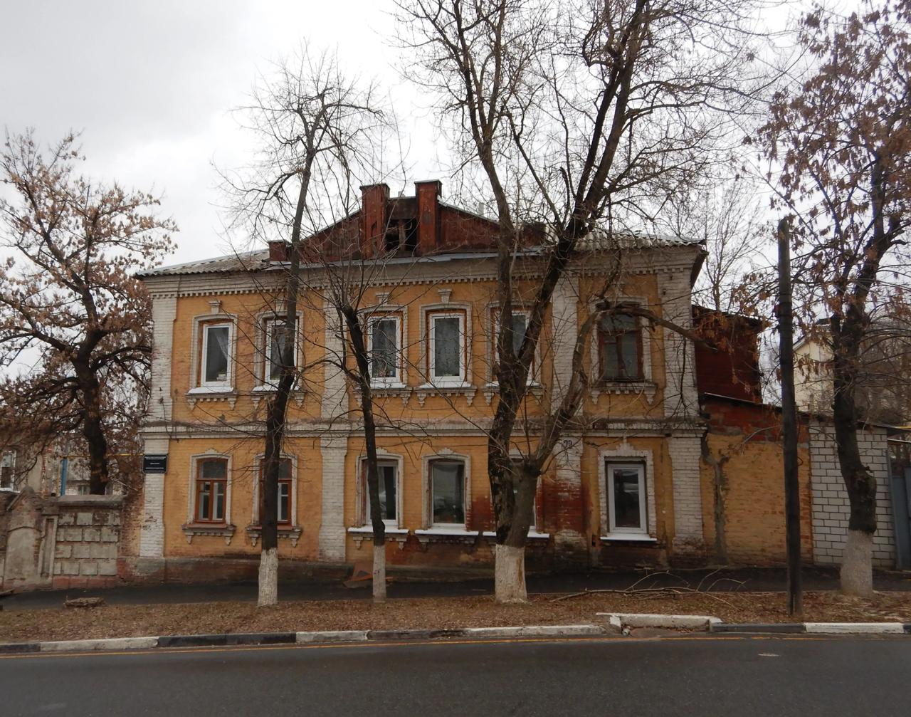 Государственной Думой принят закон об интеграции платформы наследие дом рф с государственными информсистемами Предложенные законодателями нововведения закрепляют формирование на базе единой информационной системы жилищного строительства оператор ДОМ РФ платформы объединяющей сведения об объектах культурного наследия находящихся в неудовлетворительном состоянии для привлечения к их восстановлению внебюджетных инвестиций Для этого предусмотрена интеграция платформы наследие дом рф с информационными системами Минкультуры России Росреестра органов охраны объектов культурного наследия региональными информационными системами Законопроект также определяет порядок автоматизированного обмена информацией между региональными и федеральными системами В каждой карточке объекта переданного инвестору будут фиксироваться все этапы реставрации В дорожную карту можно будет добавить фотоотчеты акты выполненных работ загрузить другие актуальные документы Таким образом органы охраны смогут получить объективный инструмент контроля а бизнес понятные правила взаимодействия с государством