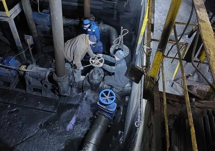 В посёлке Новый Ургал Верхнебуреинского района произошла аварийная остановка на насосной станции Инцидент произошел в ночь на 18 декабря Для стабилизации ситуации была задействована аварийная система сброса шлака В настоящее время теплоснабжение обеспечивает один котёл температура подачи теплоносителя составляет 42 градуса Специалисты компании ХЭС Чегдомын ведут работы по ликвидации последствий коммунальной аварии Фото администрация Верхнебуреинского района AmurMedia Прислать новость AmurMedia в Дзен