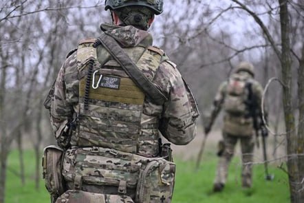 39 летний гражданин Узбекистана получил 6 лет лишения свободы за участие в СВО на Украине об этом сообщает Uznews В Бекабадском районном суде рассмотрено дело в отношении 39 летнего А А обвиняемого в наемничестве Согласно материалам дела в 2024 году мужчина уехал в Россию на заработки и до февраля 2025 года работал на строительстве 22 февраля он подписал контракт с Минобороны РФ и был направлен в Луганск Подсудимый частично признал вину подчеркнув что действовал вынужденно По его словам полиция задержала его за просроченный патент и угрожала арестом Чтобы избежать проблем он согласился подписать контракт После 10 дневного обучения его направили в зону боевых действий Там мужчина потерял личные вещи и документы во время обстрела Позже по состоянию здоровья его госпитализировали и предоставили 30 дневный отпуск во время которого он обратился в посольство Узбекистана в Москве с просьбой помочь вернуться на родину Суд признал мужчину виновным по статье 154 УК РУз Наемничество и приговорил к 6 годам лишения свободы в колонии общего режима Tashkent Land