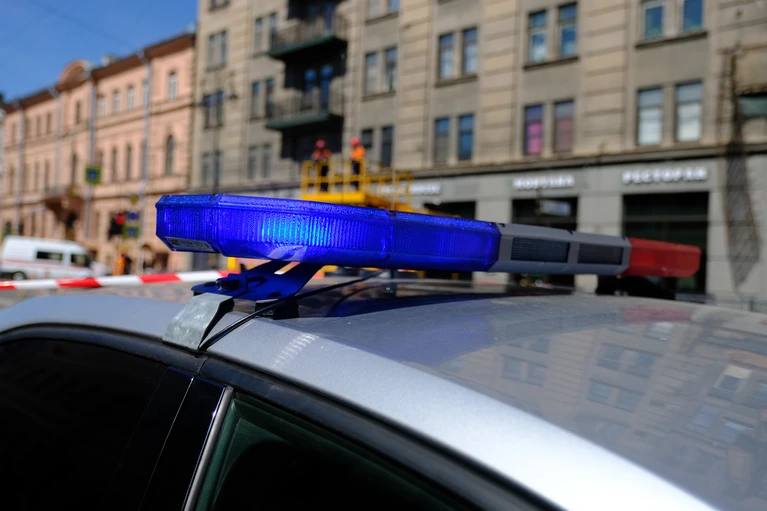 Гаишник в Петербурге слил бензин из служебной машины и устроил пожар Старший инспектор отдельного батальона дорожно патрульной службы ГИБДД лишился работы и стал фигурантом уголовного дела По имеющимся данным рано утром 15 декабря мужчина сливал из служебной машины топливо что привело к возгоранию Также пострадали соседние автомобили на паркинге в здании батальона ДПС К счастью из людей никто не пострадал Сотрудника уволили Следователи устанавливают все обстоятельства произошедшего и точный размер причинённого ущерба Артём Килькин Читай нас в MAX Подпишись на Комсомольскую правду СПб