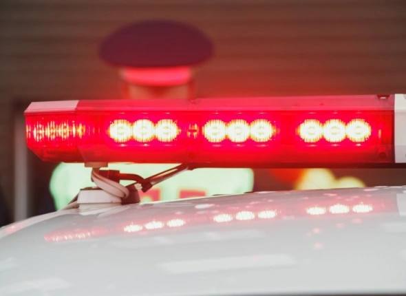 Ночная погоня в Хабаровске завершилась ДТП Ночью 29 декабря в Хабаровске экипаж ДПС попытался остановить автомобиль Toyota Prius на улице Серышева Водитель проигнорировал требование и попытался скрыться Полицейские организовали преследование с привлечением дополнительных патрулей Во время погони на перекрёстке улиц Запарина и Муравьёва Амурского столкнулись два служебных автомобиля Патрульные машины получили повреждения но полицейские не пострадали Нарушителя удалось задержать в районе Амурского бульвара За рулём оказался 35 летний мужчина с признаками опьянения ранее лишённый прав Против него составлены административные протоколы решается вопрос о возбуждении уголовного дела   AmurMedia Прислать новость AmurMedia в Дзен