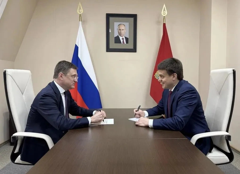 Заместитель председателя Правительства РФ прилетел в Красноярский край с рабочим визитом Александр Новак уже обсудил с губернатором Михаилом Котюковым вопросы социально экономического развития края В течение дня они побывают на объектах которые приводят в порядок к 400 летию Красноярска и детально затронут подготовку к юбилею на оргкомитете Также в планах посетить всероссийское мероприятие по повышению производительности труда и оценить лучшие практики которые помогают повышать эффективность экономики и социальной сферы Фото t me mkotyukov