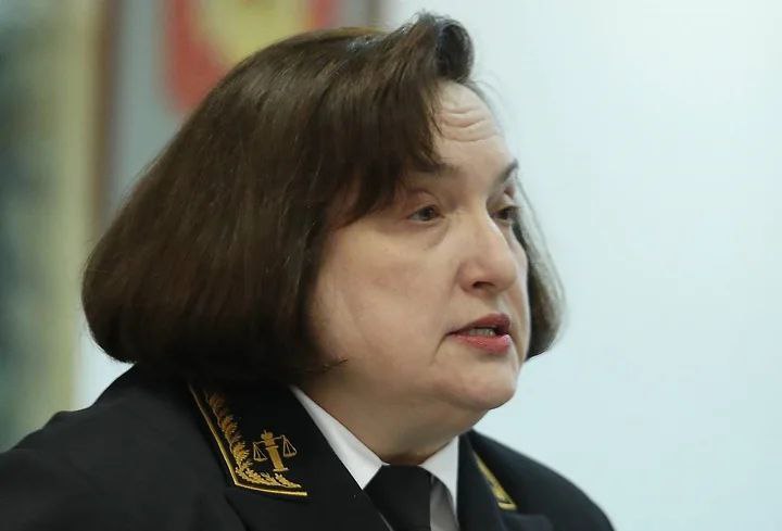 Бывших ростовских судей обвиняют в получении денег за вынесение решений. В Краснодаре начался процесс по коррупционному делу бывших председателя Ростовского областного суда Елены Золотаревой, ее заместителя Татьяны Юровой и еще троих подсудимых. Они обвиняются в получении взяток в размере от 400 тыс. до 10 млн руб. и посредничестве в этом. Деньги, по версии следствия, передавались судьям за вынесение решений по уголовным и гражданским делам.