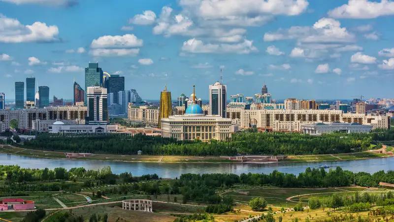 Астану планируют перевести на другой режим работы В Астане рассматривают возможность сдвинуть начало рабочего дня для отдельных организаций, чтобы разгрузить дороги в часы пик. "Мы сегодня проводим анализ транспортных потоков в разных районах, поэтому рассматриваем различные варианты решения вопросов, связанных с пробками. Один из них - изменение времени начала работы, обеда или окончания рабочего дня для отдельных районов или сфер деятельности", - сказал Женис Касымбек. По словам Касымбека, рассматривается вариант, при котором госорганы, бюджетные организации и коммунальные службы могли бы начинать работу с 08:30. "Это даст разгрузку транспорту, который едет к 9 утра. Такие практики применяются во всем мире. Честно говоря, и у нас в городе уже есть учреждения и предприятия, которые работают с 08:00 - и это нормально. Анализ должен завершиться в течение этого месяца. Думаю, если решение будет принято, мы объявим об этом ориентировочно в августе", - добавил аким Астаны.