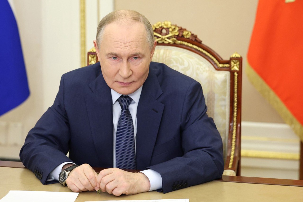 Дальневосточную и арктическую ипотеку расширят Соответствующее поручение дал президент России Владимир Путин В частности действие программы распространится на семьи в которых третий и последующий ребенок родился после января 2024 года без учета возраста заемщика Кроме того взять жилье в ипотеку по такой программе можно будет на вторичном рынке в городах где не ведется строительство жилых многоквартирных домов Дополнительно действие программы будет распространяться на всех работников государственных или муниципальных образовательных организаций расположенных в ДФО и на сухопутных территориях Арктики Подпишитесь на Абзац TG VK Дзен MAX Rutube