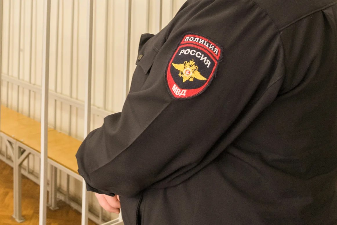 Жителя Морозовского района задержали за ложное сообщение о теракте  В Морозовском районе полицейские задержали жителя хутора Гурина, который сообщил правоохранителям, что собирается совершить противоправные действия на объекте транспортной инфраструктуры. Об этом сообщает пресс-служба ГУ МВД России по Ростовской области.    Сотрудники полиции установили личность и местонахождение звонившего. Им оказался 55-летний дончанин. Мужчину доставили в территориальный отдел для дальнейшего разбирательства. Выяснилось, что гражданин накануне звонка употреблял спиртные напитки. Свой поступок задержанный объяснил «влиянием алкоголя», а также сообщил, что осуществлять угрозу не планировал.    В отношении жителя хутора Гурина возбуждено уголовное дело по ч. 2 ст. 207 УК РФ  заведомо ложное сообщение об акте терроризма . Наказание по указанной статье предусматривает штраф в размере от 500 тыс. руб. до 700 тыс. руб. или в размере заработной платы или иного дохода осужденного за период от одного года до двух лет либо лишением свободы на срок от трех до пяти лет.   Подписаться на "Новости Ростова"    Прислать новость