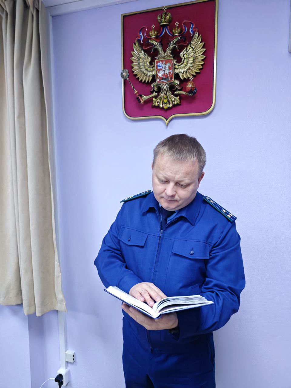 Пуровском районе вынесен приговор по факту гибели ребенка на территории ледового городка   Установлено что в декабре 2024 г в ходе уборки снега с территории ледового городка расположенного на площади перед зданием КСК Уренгоец в пгт Уренгой водитель грузового автомобиля допустил наезд на 13 летнего мальчика который от полученных травм скончался на месте происшествия   Подробности на сайте ведомства