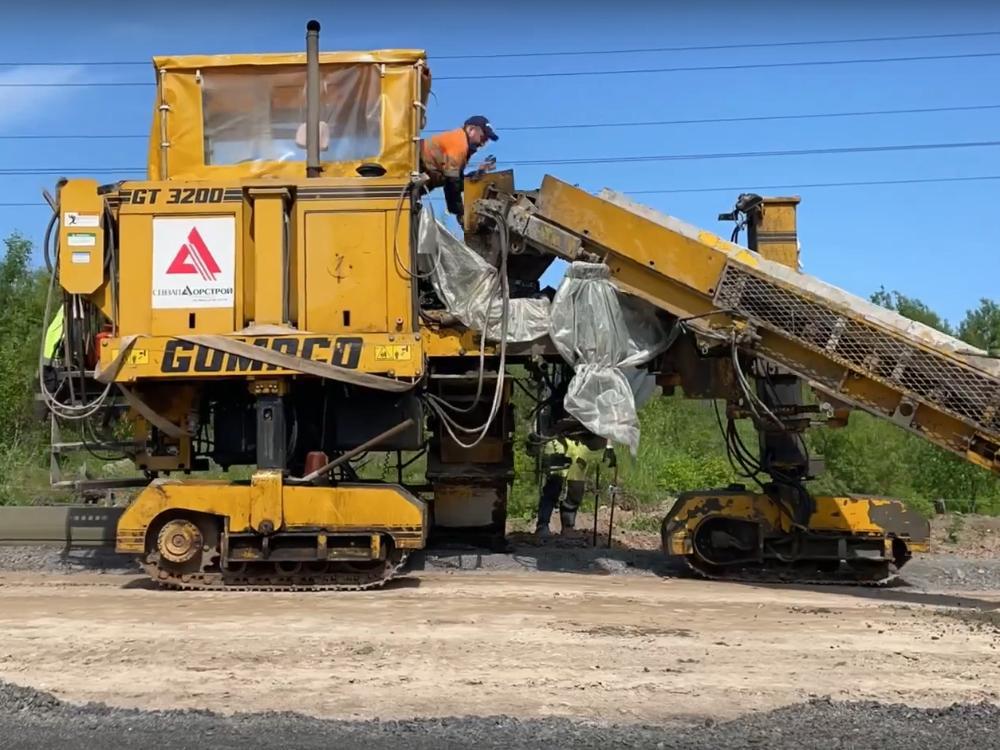 «Севзапдорстрой» приступил к укладке бордюров на Карпогорской улице Архангельска Дорожники «Севзапдорстроя» продолжают строительство улицы Карпогорской. Сегодня там укладывают бордюрный камень. Как сообщили в пресс-службе администрации Архангельска, строительство улицы обеспечит транспортную доступность ранее построенных кварталов Майской Горки и самой большой в городе школы № 7. Срок сдачи объекта — ноябрь текущего года. Фото: «Севзапдорстрой»