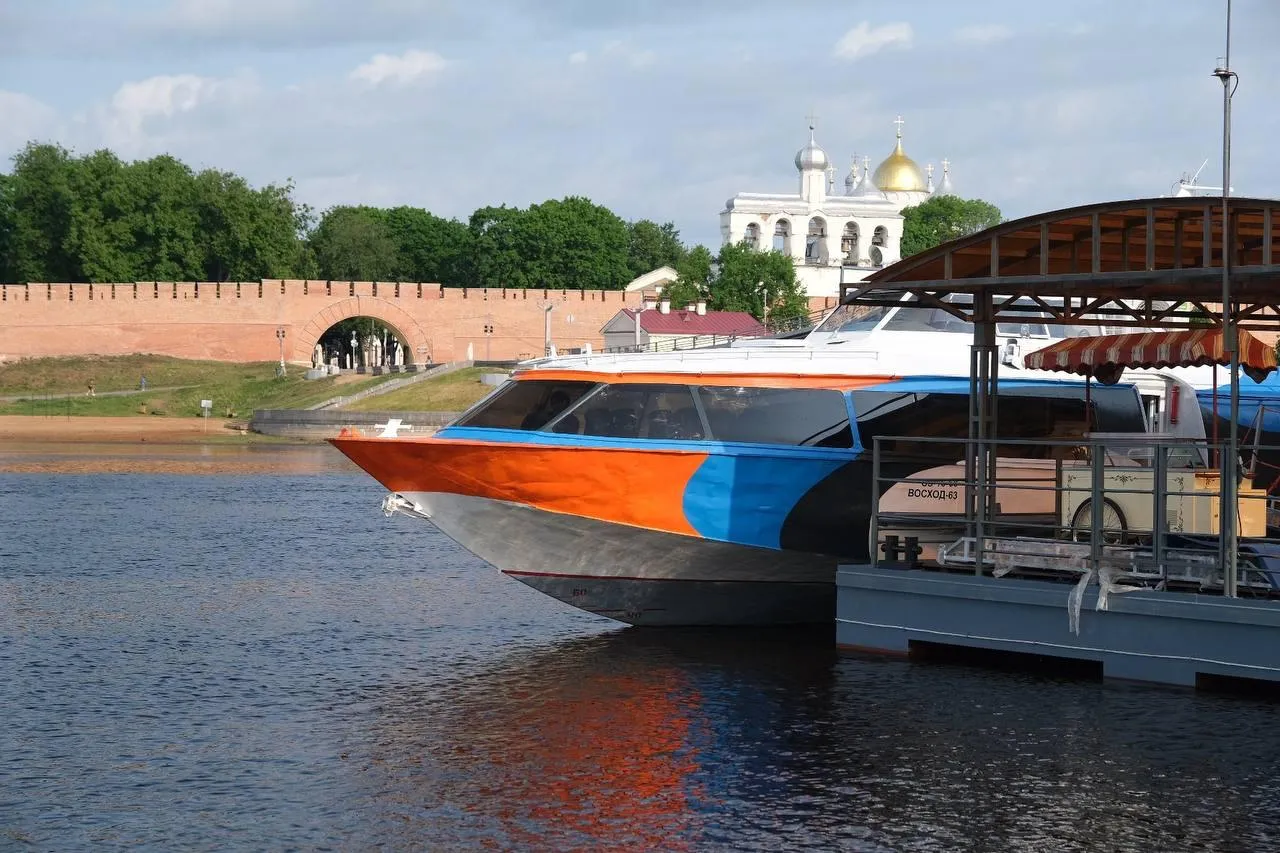 В Новгородской области может появиться водный экомаршрут от Взвада до Старой Руссы Власти Новгородской области рассматривают возможность запуска водного экомаршрута между деревней Взвад и городом Старая Русса Губернатор Александр Дронов обсудил инициативу с инвестором Сергеем Королевым  Королев уже изучает перспективы организации рейсов по воде Новый маршрут должен стать альтернативой автобусному сообщению расписание которого сейчас синхронизировано с прибытием теплохода Восход По замыслу инвестора реализация проекта превратит рыбацкую деревню Взвад в центр притяжения для туристов и жителей региона  Пригородное водное сообщение Великий Новгород Взвад возобновили в 2023 г За это время услугами воспользовались около 20 000 человек Помимо нового маршрута в планах установка дополнительных причалов в Великом Новгороде для создания других туристических направлений Telegram Александр Дронов Telegram Max