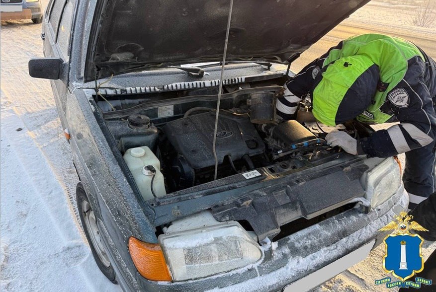 Жительница Ульяновска поблагодарила автоинспекторов которые в 32 градусный мороз помогли семье на трассе 24 января на 195 м км дороги Саранск Сурское Ульяновск в Майнском районе экипаж ДПС в составе Василия Лелюха и Алексея Пушкарева заметил машину с аварийкой В салоне были замёрзшие водитель его сестра и дети У ВАЗ 2115 лопнул топливный шланг Инспекторы согрели людей в патрульной машине и помогли заменить шланг Семья смогла благополучно продолжить путь Подписаться на chpulsk Мы в MAX