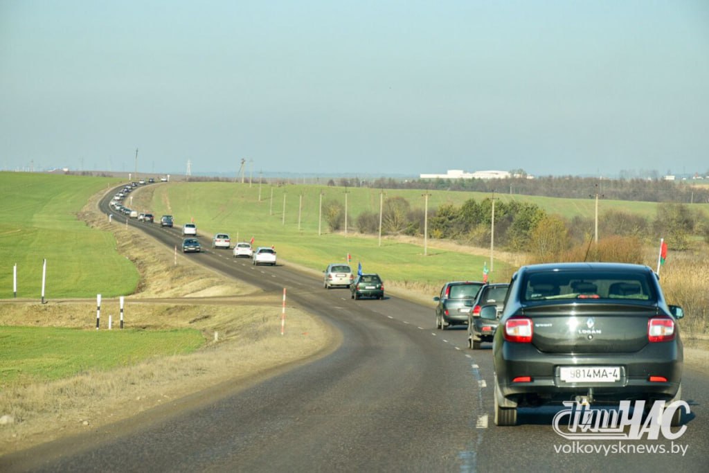 По всей Гродненской области проходят патриотические автопробеги «За единую Беларусь». Милиция обеспечивает безопасность дорожного движения   Только в Гродно мероприятие собрало около полутысячи участников на 200 автомобилях. Старт был дан у Кургана Славы, далее через весь исторический центр и основные магистрали города колонна проследовала на улицу Будённого. Именно здесь, на здании почты, во время «Марафона Единства» был торжественно открыт мурал «Будущее Беларуси в твоих руках».  Мероприятие организовано, чтобы поддержать созидательный курс, который избран для Беларуси.    Милицией обеспечена безопасность участников автопробега. Мероприятие прошло без происшествий!