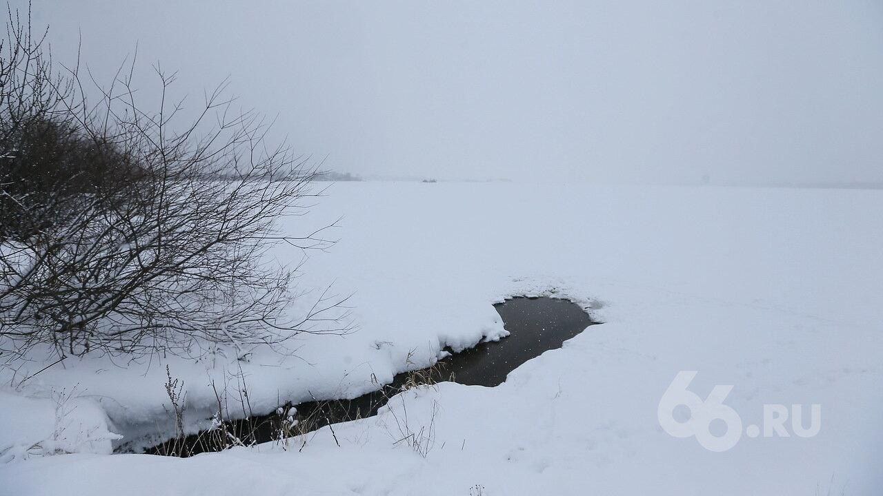 Спасатели ведут поиски человека который провалился под лед Двое на снегоходе провалились под лед на акватории Белоярского водохранилища В пресс службе МЧС России по Свердловской области сообщили что одного из них удалось вытащить но он скончался в реанимации Поиски второго человека еще продолжают   Новости из Екатеринбурга