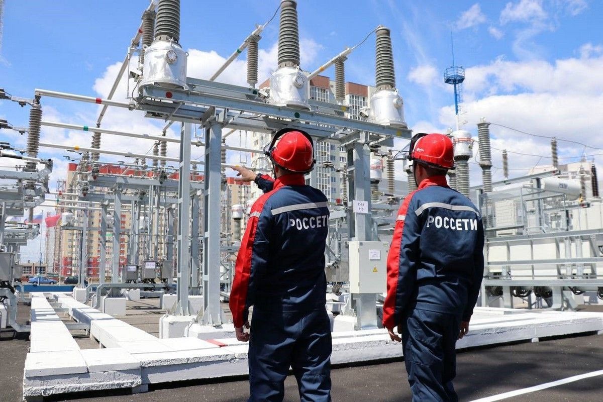 «Россети» пожаловались на недостаточный рост тарифов на электроэнергию «Россетям» не хватает текущего уровня тарифов для достижения технологической независимости электроэнергетики, поэтому платежи необходимо повысить выше прогнозного уровня, заявил глава компании Андрей Рюмин. По его словам, текущие платежи покрывают лишь 30% расходов на инвестпроекты, а до 2030 года компании нужно около 300 млрд рублей. «Остальное потребует дополнительного роста тарифов — помимо того, который сейчас закладывается», добавил он.