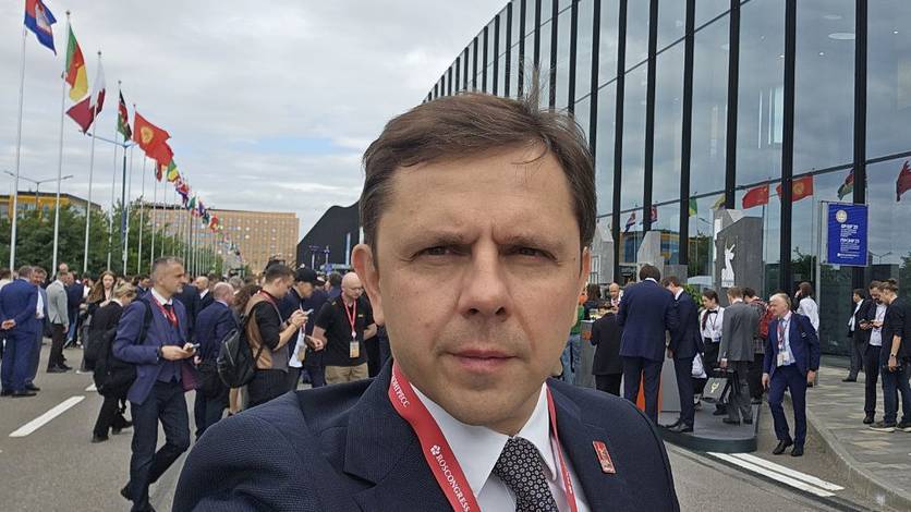Делегация Орловской области прибыла на ПМЭФ-2025 Впереди два дня работы, ряд важных встреч и переговоров, насыщенная деловая программа. "Для Орловской области это шанс укрепить деловые связи, привлечь инвестиции и обсудить перспективные проекты для развития региона", - написал глава региона в соцсетях. Вести-Орел. Подписаться