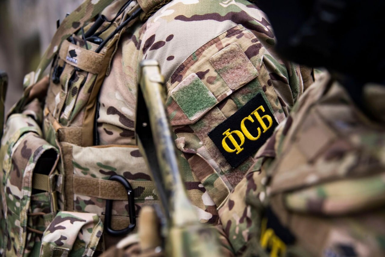В Крыму выявлена женская ячейка распространявшая идеи о всемирном халифате Задержаны четыре человека сообщили в ФСБ Они распространяли в среде крымских мусульман идеологию основанную на доктрине создания так называемого всемирного халифата и в ходе подпольных собраний вербовали в свои ряды новых сторонников говорится в сообщении По местам их проживания изъяты запрещенная в России пропагандистская литература а также средства связи и электронные носители информации использовавшиеся при ведении террористической деятельности 0 Подписаться на РИА Новости Крым в Telegram MAX VK