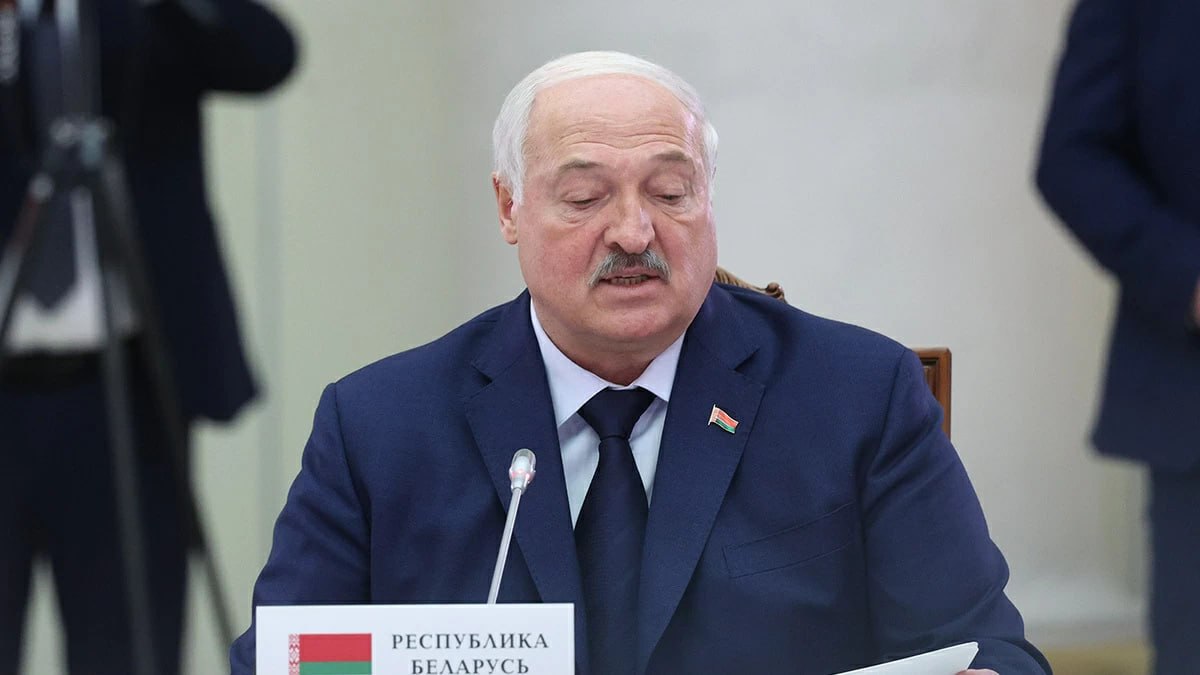 Пресс секретарь президента Беларуси Наталья Эйсмонт заявила что Александр Лукашенко не сможет посетить встречу Совета мира в США из за позднего приглашения и санкций Приглашение на первую встречу лидеров в рамках Совета мира президенту Беларуси поступило К сожалению мы его получили поздно рабочий график президента на этот период уже был спланирован Мы с удовольствием посетили бы Соединенные Штаты Америки но есть вопросы которые невозможно отложить Помимо этого в Минске принимают во внимание и возможные логистические сложности которые могут возникнуть из за незаконных санкций в первую очередь Евросоюза с учетом закрытия воздушного пространства И несмотря на наше желание президент в данном мероприятии принять участие не сможет отметила Эйсмонт jkinvest news jkinvest