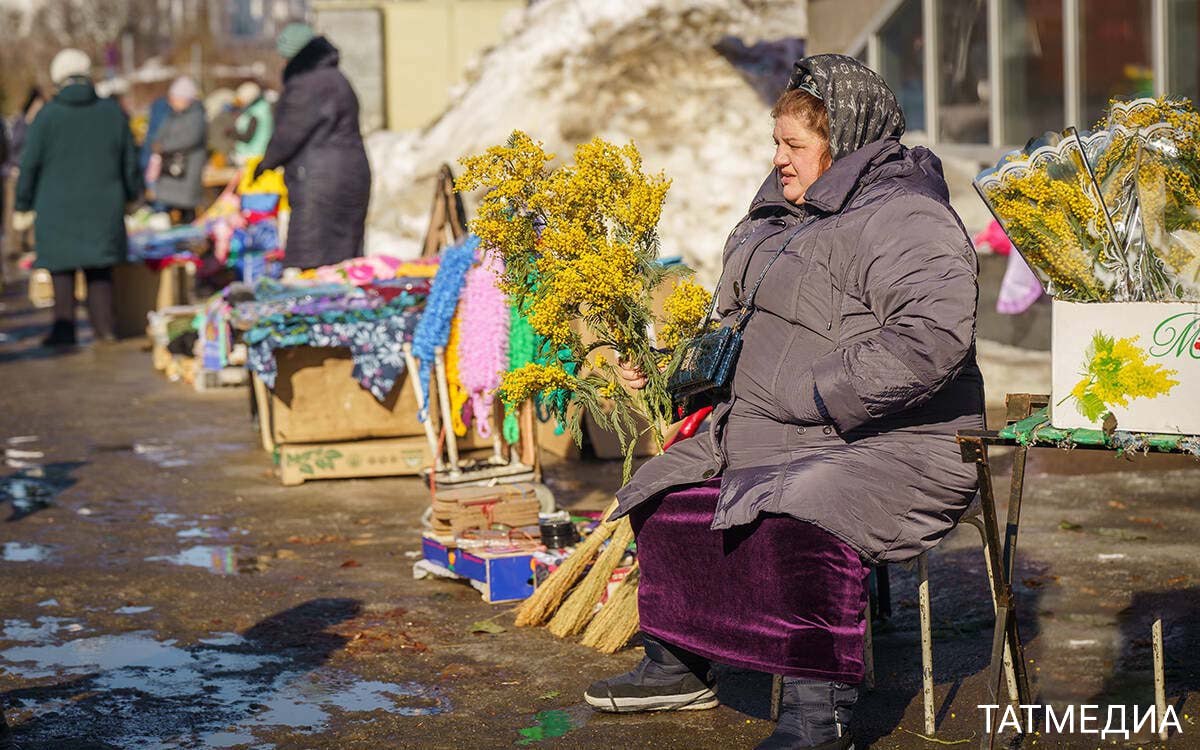 «Чтобы не продавали с ржавых газелей и картонок»: в Казани наведут порядок в торговле  Рост оборота розничной торговли в Казани значительно опережает показатели в среднем по России и Татарстану.  Однако в городе остаются проблемы с нелегальными площадками и непривлекательными торговыми объектами.  С чем поручил разобраться Ильсур Метшин – в материале «Татар-информа».