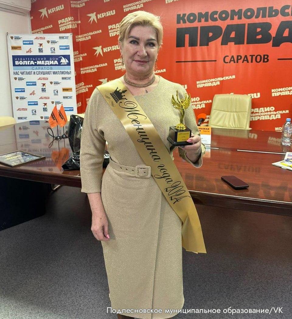 Экс депутатка от Единой России в Саратовской области получила два года колонии за гибель подростка на ее складе с химикатами Марксовский горсуд 15 октября приговорил экс депутатку Собрания Марксовского района Валентину Анохину к двум годам колонии поселения по делу о нарушении при хранении химикатов статья 247 УК РФ сообщило управление следственного комитета по Саратовской области В августе 2024 года на складе Анохиной в селе Георгиевка погиб 15 летний подросток разгружавший мешки с химикатами В июле 2025 года после возбуждения против нее дела единоросска сдала мандат После гибели школьника Анохина не только почти год сохраняла полномочия но и получила в декабре 2024 года премию Женщина года за особый вклад в развитие сельского хозяйства За гибель подростка осудили фермера Дмитрия Журова по заданию которого подросток разгружал химикаты В декабре 2024 года Журов получил полтора года ограничения свободы По версии обвинения Валентина Анохина шесть лет хранила на складе запрещенный в России инсектицид А в соседнем помещении лежали мешки с зерном которые депутатка продавала Саратовскаяобласть
