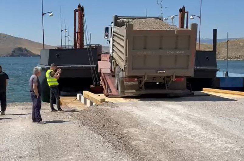Отдельное судно для перевозки грузовиков начало работать на Ольхоне Оно предназначено для перевозки тяжелого автотранспорта, который доставляет инертные материалы для капитального ремонта и ремонта трех участков автодорог протяженностью 12,3 км. Баржа с паромом будут перевозить грузовой транспорт весь туристический сезон. При необходимости часть грузовой техники в приоритетном порядке перевозят на паромах. В связи с дорожными работами время ожидания в очереди на паром может увеличиться.