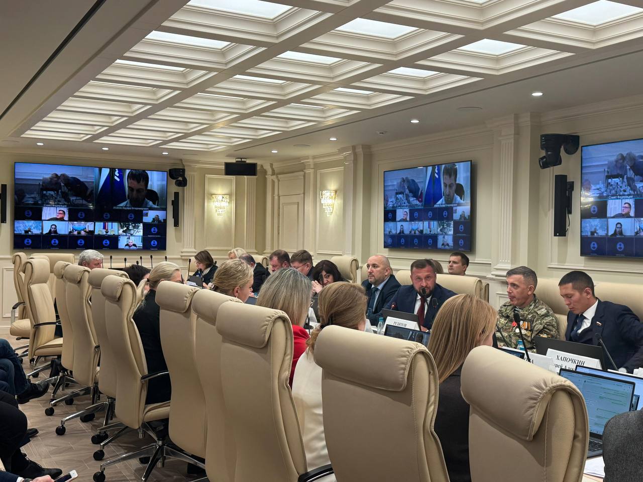 В Совете Федерации обсудили создание единой системы поддержки ветеранов С докладом выступил Иван Утенков ветеран СВО член Правления Российского союза промышленников и предпринимателей РСПП Иван Утенков подчеркнул что текущая система поддержки участников СВО носит преимущественно реактивный характер помощь оказывается только по личной инициативе человека По его словам этого недостаточно особенно в условиях когда признание собственной уязвимости даётся ветерану крайне тяжело Бизнес не может и не должен быть первой линией психологической обороны заявил Утенков Он отметил что даже при благоприятных условиях трудоустройства ветераны сталкиваются с трудностями социальной интеграции В качестве решения он предложил ввести обязательную психологическую адаптацию до трудоустройства создать систему кураторства под руководством авторитетных командиров ротных комбатов а также разработать единый цифровой ресурс для взаимодействия ветеранов бизнеса и государства РСПП Подписаться