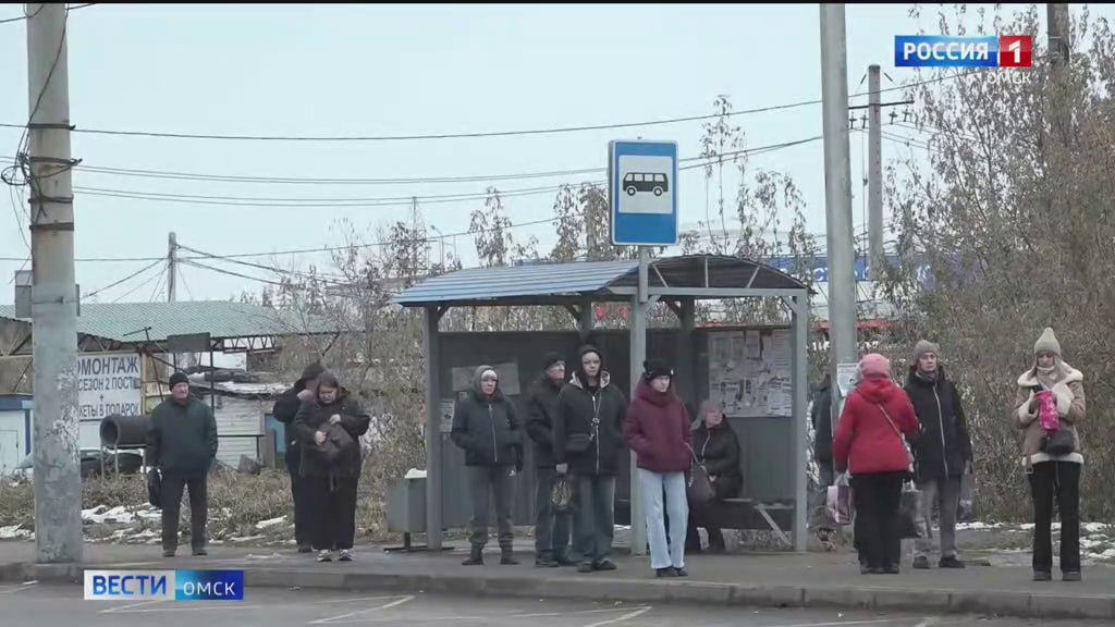 В Омске в 2025 году 22 000 раз сотрудники УДХБ убирали объявления и незаконную рекламу с остановок Подготовлены десятки претензий общая сумма требований по которым превышает 1 000 000 рублей Ситуация улучшилась когда в остановочных павильонах появились специальные доски Но проблема все еще не решена На содержании УДХБ находится 1 234 остановки общественного транспорта Накануне рабочие бригады приводили в порядок остановки на улицах Кирова Жукова Масленникова 10 лет Октября Энтузиастов на проспектах Мира и Космическом и других Написать в редакцию Читать Вести Омск в МАХ