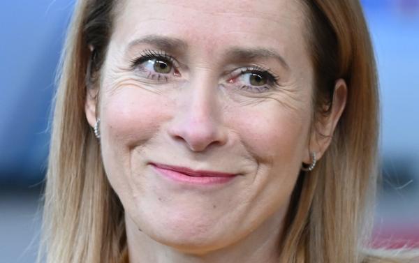 Песков ни Россия ни США никогда ничего не будут обсуждать с Каей Каллас Официальный представитель Кремля отметил что вся система международных отношений страдает из за вырождения политиков находящихся у власти в Европе Такую оценку ситуации пресс секретарь Владимира Путина дал в беседе с журналистом ВГТРК Павлом Зарубиным Ну смотрите как можно что то обсуждать с главой евродипломатии Каей Каллас Ведь ни мы ни американцы никогда не будем с ней ничего обсуждать И это очевидно заявил Дмитрий Песков Подписаться на Говорит Москва Telegram VK MAX