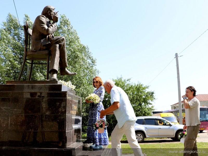 Более 10 тысяч человек приняли участие в Литературном фестивале Роберта Рождественского в Алтайском крае   Завершающий день Литературного фестиваля Роберта Рождественского в селе Косиха стал настоящим праздником поэзии. Мемориальный музей поэта и районная библиотека открыли свои двери для первых посетителей с самого утра.  Несмотря на дождь, около четырех тысяч человек собрались на Яру любви, где работали интерактивные площадки. Министр культуры Алтайского края Елена Безрукова отметила растущий масштаб фестиваля: «Мы к каждому фестивалю готовимся как в первый раз, потому что понимаем, что люди приезжают за впечатлениями. Они хотят прожить какие-то особенные эмоции, и мы, конечно, хотим им эти эмоции подарить».  В этом году фестиваль охватил восемь муниципалитетов края, представив выставки, спектакли, творческие встречи и концерты. По данным регионального Минкультуры, мероприятия посетили более 10 тысяч зрителей.