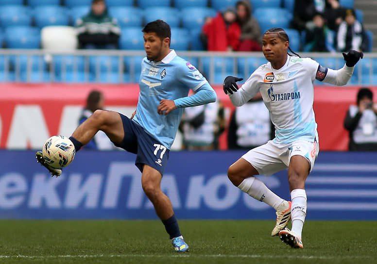 В рамках 15 го тура Российской премьер лиги РПЛ футболисты самарских Крыльев Советов принимали Зенит из Санкт Петербурга Встреча завершилась со счетом 1 1 В составе хозяев отличился Фернандо Костанца У Зенита забил Максим Глушенков Крылья Советов с 14 очками занимают 13 е место в турнирной таблице РПЛ Зенит с 30 баллами находится на третьей позиции kommersant volga