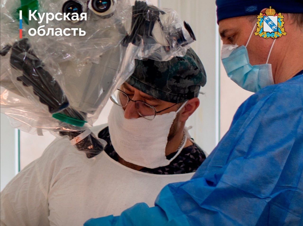 Нейрохирурги Курска и Москвы провели уникальную операцию После скандальной смены руководства и части коллектива в отделении нейрохирургии Курской областной клинической больницы специалисты продолжают делать уникальные операции Во всяком случае так утверждают в региональном минздраве На прошлой неделе новый завотделением нейрохирургии ОКБ Артур Гамидов и профессор Антон Гаврилов из Москвы удалили опухоль головного мозга у 69 летнего курянина Опухоль быстро росла у мужчины прогрессировали нарушения речи и двигательной активности Совместная операция прошла успешно Уже на следующее утро состояние пациента значительно улучшилось Он был переведен из реанимации в отделение для дальнейшего лечения Совместную операцию в облминздраве назвали ярким примером сотрудничества со специалистами ведущих клиник Напомним перед курским отделением нейрохирургии после визита столичного эксперта и изменений в коллективе поставлена задача расширить спектр оказания современной медицинской помощи