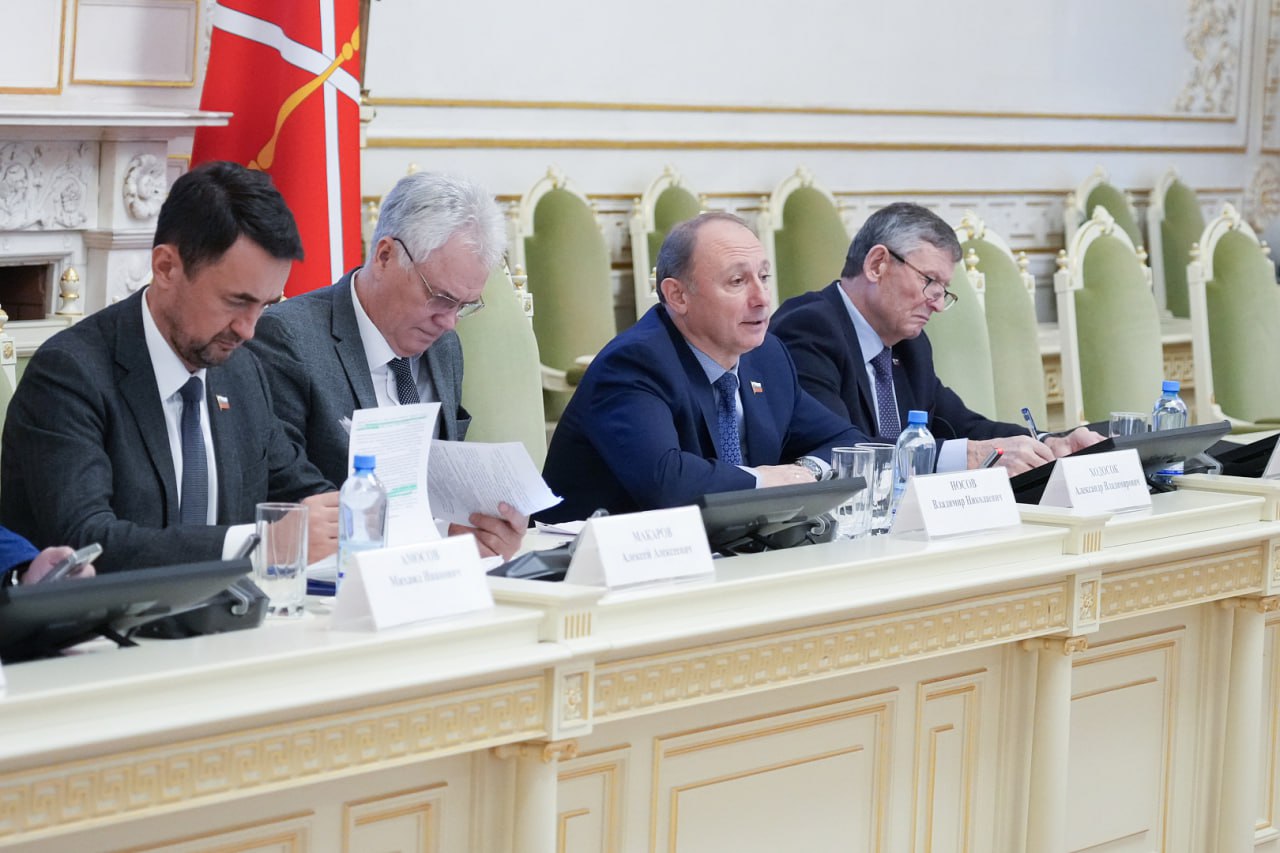 Состоялось заседание комиссии по городскому хозяйству Главным предметом обсуждения стал вопрос ограничения подкормки синантропных видов для защиты и сохранения памятников от следов жизнедеятельности птиц Отметим к синантропным видам относятся птицы которые адаптировались к жизни в непосредственной близости к человеку и его жилищам Они привыкли к урбанизированной среде и часто зависят от человеческой деятельности которая стала залогом их пропитания и размножения голуби воробьи синицы чайки и так далее   Подробнее ЗакССПб