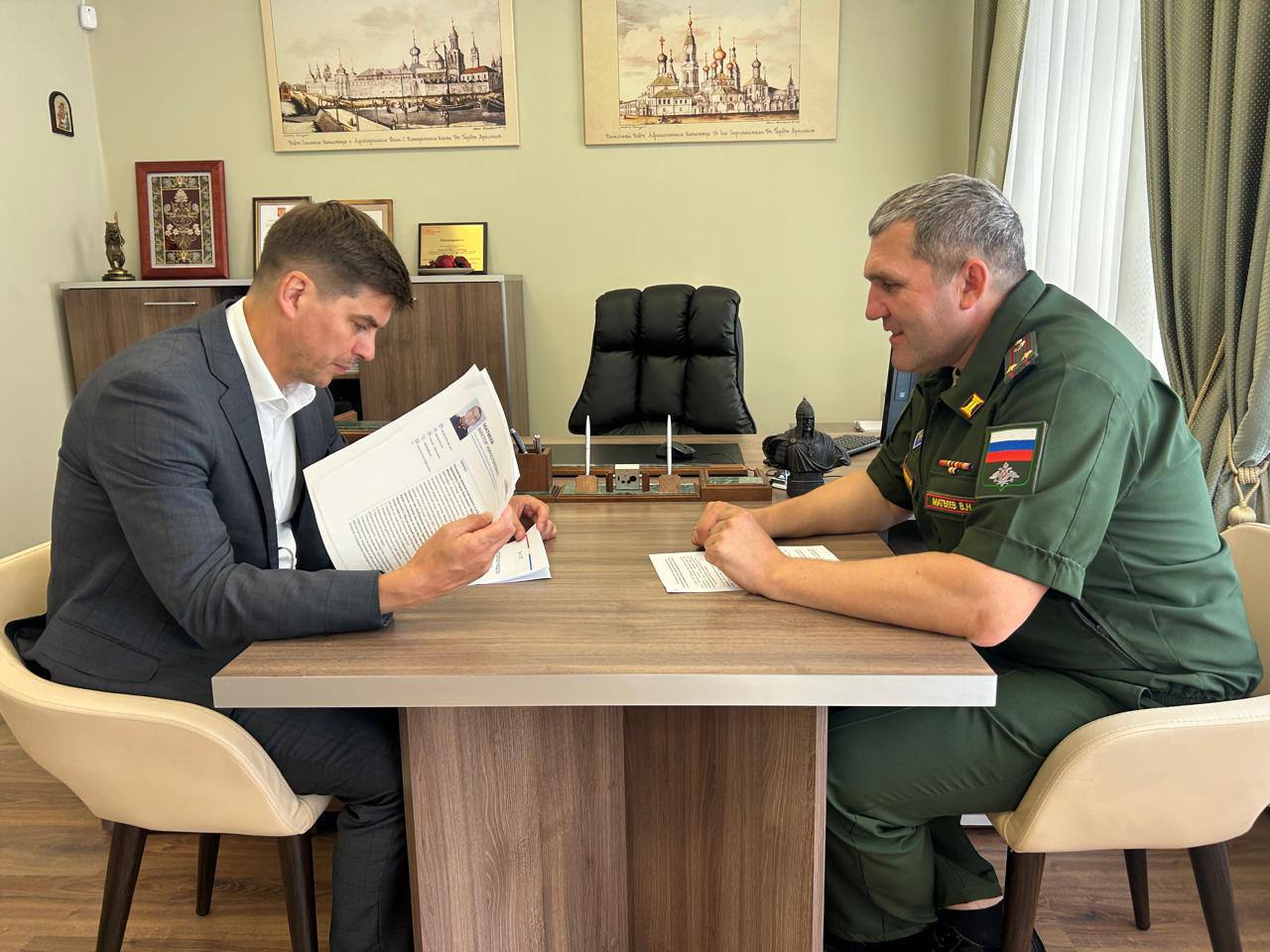 Серию встреч наставников и участников региональной программы «Герои Ярославии» открыл первый зампред Правительства области Денис Хохряков. Он будет помогать в обучении и профессиональном развитии кадровому военному, участнику СВО Виктору Матвееву. На передовой он успешно выполнил спецзадание и был награжден медалью Жукова. Сейчас Виктор возглавляет научно-испытательный полигон железнодорожных войск в Ярославле и готов приложить все свои силы, опыт и знания, чтобы внести вклад в Победу. А после окончания СВО офицер рассматривает и варианты работы в гражданском секторе. На первой встрече он обсудил с наставником приоритетные направления, желаемые места прохождения стажировки, чтобы затем подобрать оптимальный вариант развития с учетом знаний и навыков. Мы создали эту программу по аналогии с федеральным проектом «Время героев», чтобы помочь бойцам с адаптацией, предоставить им условия для профессиональной и личной самореализации и привлечь новые кадры. Желаю всем участникам успешного обучения и буду рад видеть уже в качестве коллег в управленческой команде региона.