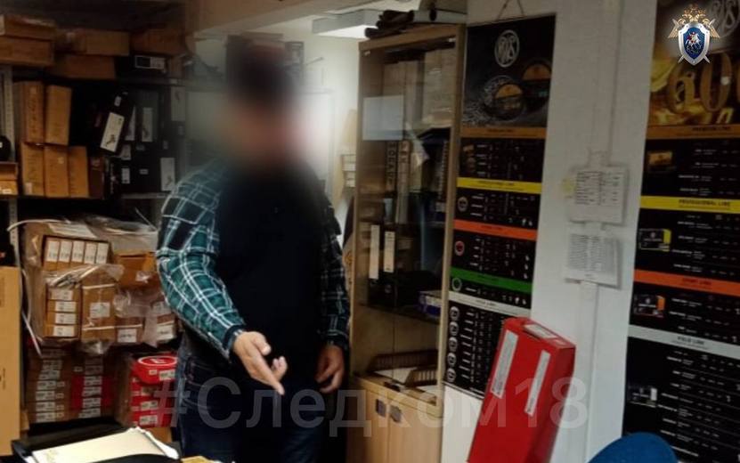 Кража на оружии В Ижевске по подозрению в присвоении задержан 41 летний работник магазина по продаже спортивного охотничьего гражданского и пневматического оружия расположенного в Первомайском районе города По данным следствия с февраля по июль 2025 года мужчина похищал из кассы магазина вверенные ему денежные средства Ущерб превысил 1 4 млн рублей Возбуждено уголовное дело Задержанный отпущен под подписку о невыезде и надлежащем поведении Фото пресс служба СУ СКР по Удмуртии izhlife ru Удмуртия Ижевск