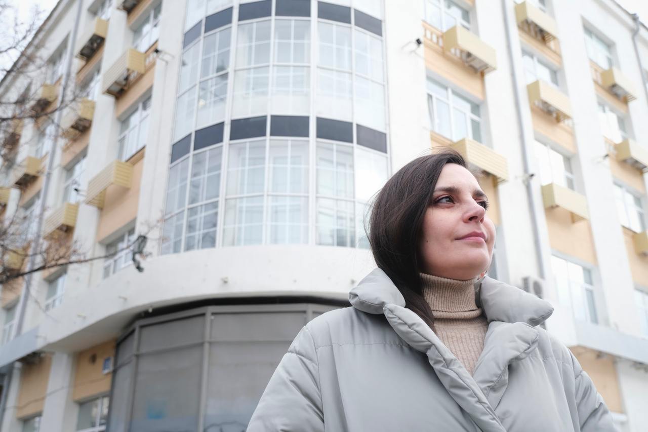 В Екатеринбурге задержали архитектора Полину Иванову, на нее составили административный протокол Девушку задержали из-за старого поста в соцсетях, который она написала в феврале 2022 года. На Иванову составлен протокол о «дискредитации армии». Полина написала, что уже находится дома и очень сильно напугана, сообщил It s My City. 15 апреля в Екатеринбурге отменили выступление Полины Ивановой в книжном магазине «Пиотровский». Это случилось после доноса уральской команды пропагандиста Соловьёва. Иванова уже же больше десяти лет вместе с коллегами-архитекторами занимается сохранением Белой башни на Уралмаше. Она также выпускает книги о советской архитектуре Екатеринбурга, в пятом издании путеводителя она сделала акцент на исчезнувших с городской карты зданиях. Подписаться Помочь RusNews