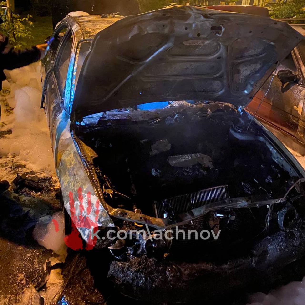 Поджег соседский автомобиль и был пойман. Пироману грозит срок. Напомним, во дворе дома на улице Агалакова вспыхнула «Киа Спектра» — у 54-летнего владельца сгорел автомобиль, ущерб оценили более чем в 300 тысяч рублей. Полицейские установили, что машину подожгли намеренно. Пострадали и соседние авто. В итоге полицейские установили личность подозреваемого. Им оказался ранее судимый 37-летний местный житель. Он решился на поджог из-за личного конфликта с владельцем машины. Теперь ему грозит уголовная ответственность — возбуждено дело по статье за умышленное уничтожение имущества.