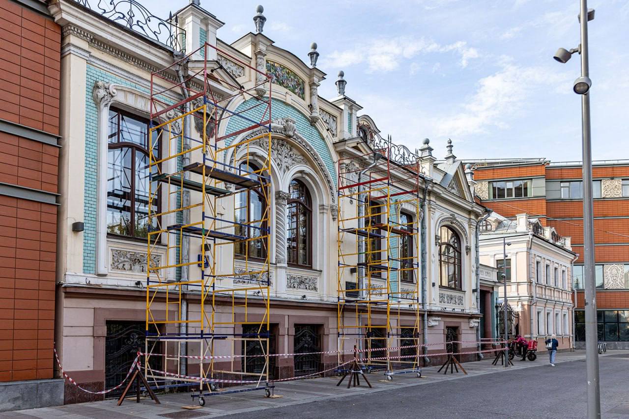 Совсем скоро Москва преобразится еще больше. Мэр столицы Сергей Собянин рассказал, что сейчас ведется реставрация многих объектов. Например, специалисты восстанавливают световые фонари Концертного зала имени П. И. Чайковского и ведут работы над фасадами особняка О. П. Коробковой на Пятницкой улице. Особенное внимание уделяют несущим опорам в виде женских фигур.   Уже есть планы и на будущее. Один из приоритетных проектов города — сохранение культурно-исторического наследия. Поэтому в ближайшее время приведут в порядок массивный лепной щит доходного дома с рестораном «Альпийская роза» на Пушечной улице, а фасадам особняка Л. Я. Гельтищевой в Среднем Овчинниковском переулке вернут исторический облик. Запоминайте места, в теплую погоду побежим все инспектировать.