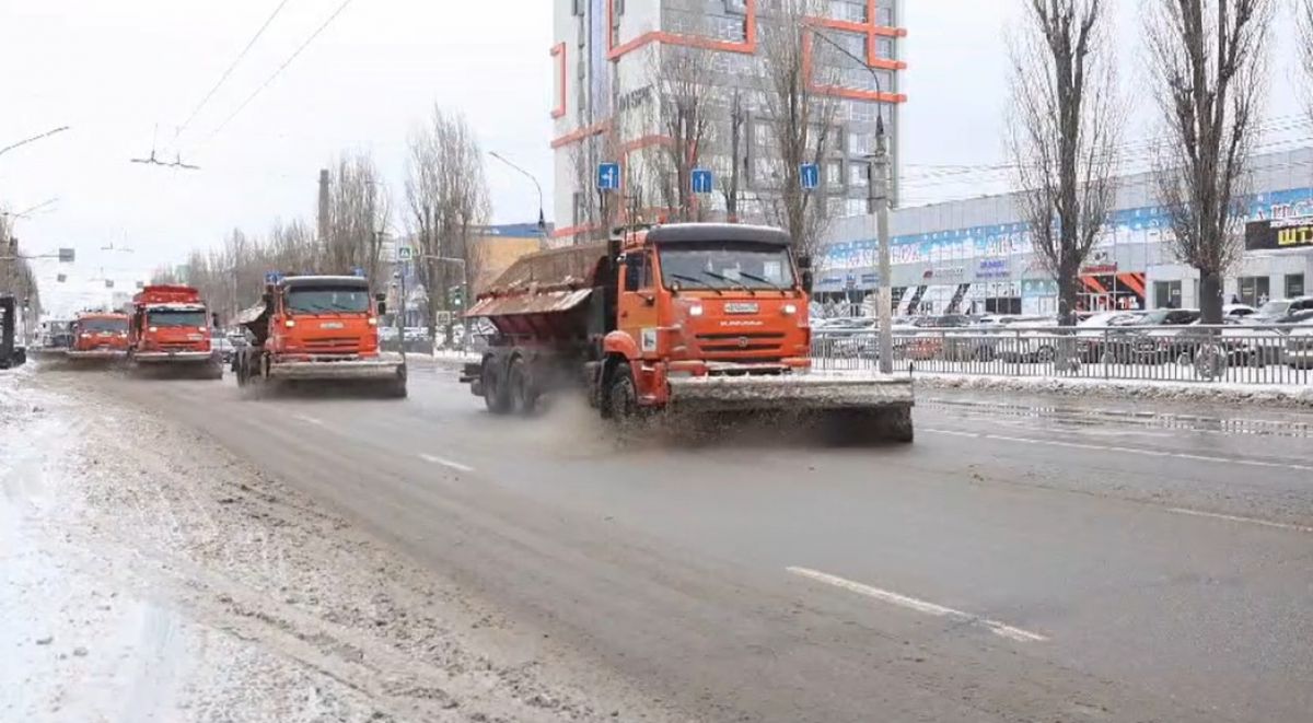 О том, как коммунальщики очищали город от "снежной каши" рассказал горожанам мэр Воронежа Сергей Петрин     Во второй половине дня сотрудники комбинатов благоустройства смогли приступить к расчистке дорог города от «снежной каши». Проезжую часть удалось очистить с помощью комбинированных дорожных машин, а также тракторов со щеткой в составе звеньев.   Такие машины проходили по городу в течение всего дня. Работы, как рассказал глава города, проводили не только на крупных магистралях, но и на второстепенных улицах.  ↗  Прислать новость   Подписаться