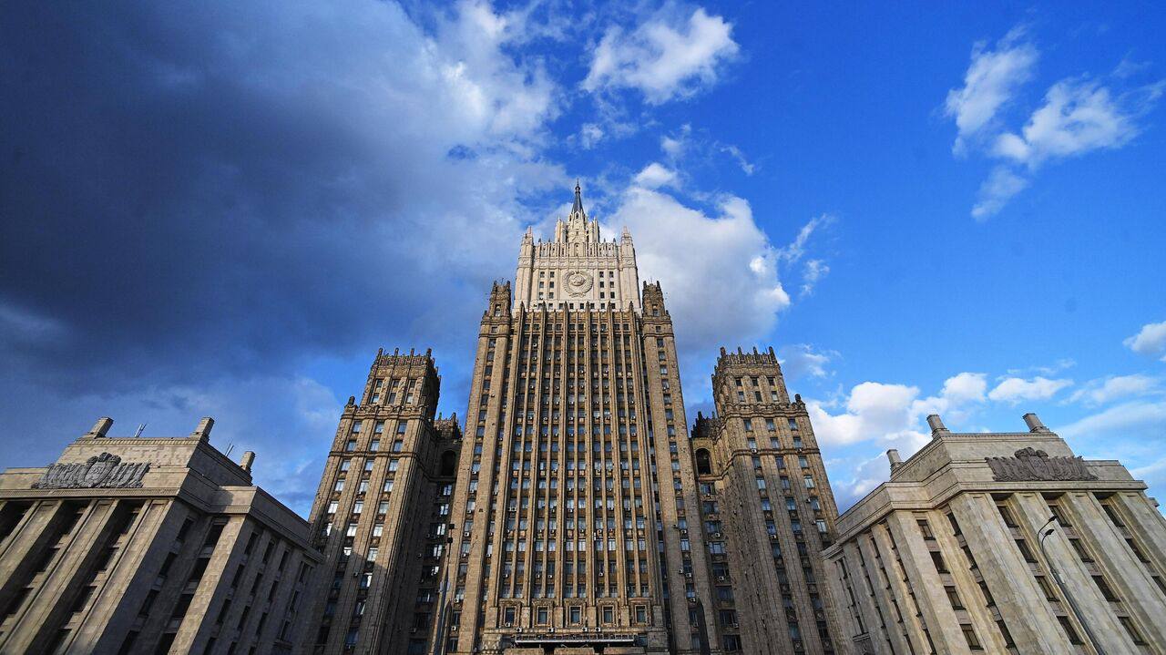 Виновных в подрывах ж/д инфраструктуры в Брянской и Курской областях обязательно выявят, они неизбежно понесут наказание. Об этом заявили в МИД России. Результаты расследования происшествий будут опубликованы в ближайшее время, сообщили в ведомстве. Тема ЧП фигурировала в разговоре министра иностранных дел РФ Лаврова и госсекретаря США Рубио. Как отметили в МИД, последний выразил соболезнования в связи с жертвами.
