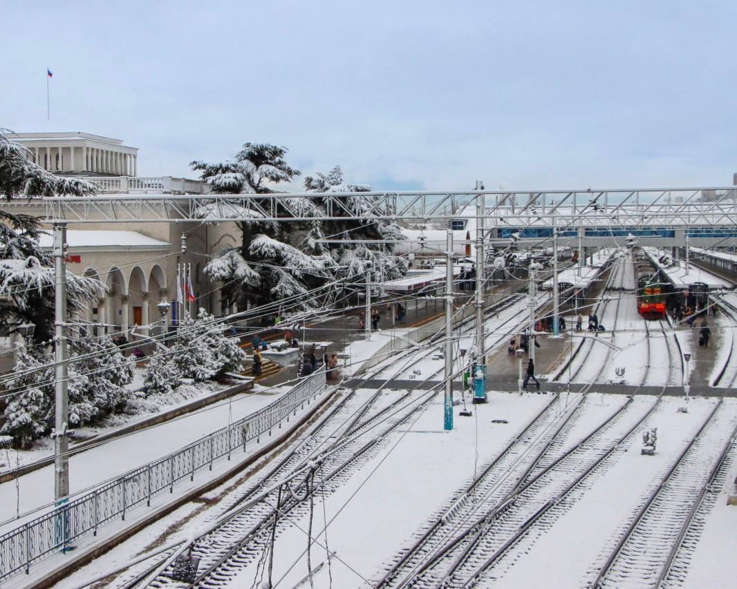 Инвестиции в модернизацию Крымской железной дороги в 2025 году превысили 850 млн рублей Средства были направлены на обновление путевого хозяйства подвижного состава и внедрение новых систем безопасности сообщили в пресс службе Росжелдора Продолжается строительство двухпутной вставки Владиславовка Семь Колодезей что значительно повысит пропускную способность участка и сократит время движения поездов Завершены работы по реконструкции ряда пассажирских платформ и строительству двух железнодорожных переездов