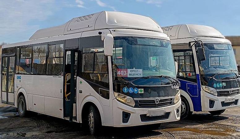 Орел и Мценск связал новый вместительный автобус Он способен вместить до 60 пассажиров в том числе маломобильных для этого приспособлена задняя площадка Ранее сообщалось что ежедневно автобус выходит в три рейса с отправлением из Орла в 7 00 11 22 и 15 52 Вести Орел в Telegram в МАХ