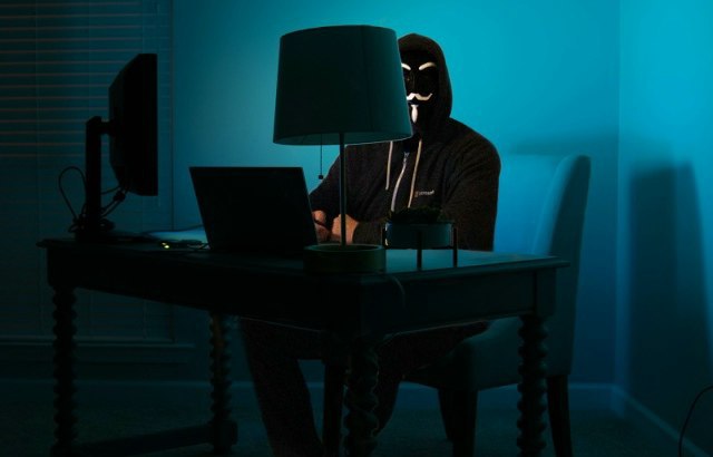 Хакеры научились проникать на ПК через поддельный экран Центра обновления Windows Киберпреступники давно взяли на вооружение методы социальной инженерии и продвинутые технологии теперь они обманывают пользователей поддельным Центром обновления Windows на полноэкранной странице браузера а вредоносный код скрывают внутри изображений При помощи атаки получившей название ClickFix хакеры убеждают пользователей вставить код или команды в окно Выполнить вызываемое сочетанием Win R что приводит к установке в системе вредоносного ПО Эта атака широко используется киберпреступниками всех уровней благодаря своей высокой эффективности и постоянно совершенствуется предлагая всё более сложные и обманчивые приманки