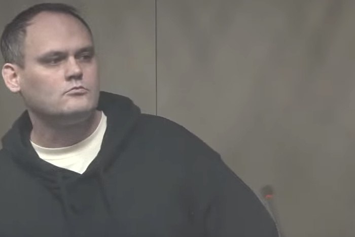 Тренеру Сушко из Екатеринбурга вынесли приговор по новому делу которое связано с педофилией Краснодарский краевой суд вынес приговор Алексею Сушко за нападение на ребёнка 42 летний фитнес тренер из Екатеринбурга Алексей Сушко приговорён к 17 годам колонии особого режима за нападение на 12 летнюю девочку во время семейного отпуска в Анапе Инцидент произошёл 20 июля 2024 года на Черноморском побережье где мужчина отдыхал с сыном и матерью По данным следствия Сушко проследил за девочкой с подругой и зашёл за ними в подъезд Камера домофона зафиксировала как дети выбегают на улицу а через несколько секунд мужчина выходит поправляя одежду По словам пострадавшей Сушко совершил в её присутствии непристойные действия uralweb ru